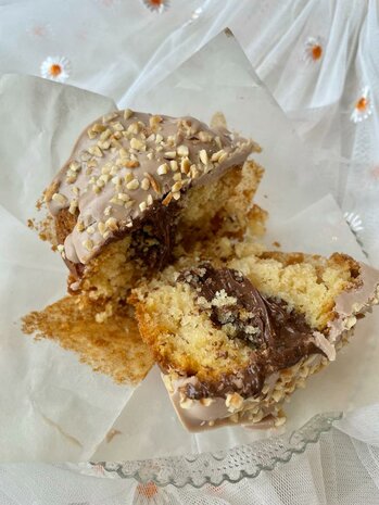 vanille muffin gevuld met Karamel chocolade crème, afgedekt met karamel chocolade