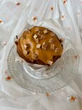 vanille muffin gevuld met Karamel chocolade crème, afgedekt met karamel chocolade