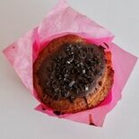 vanille muffin gevuld met pure chocolade crème, afgedekt met pure chocolade