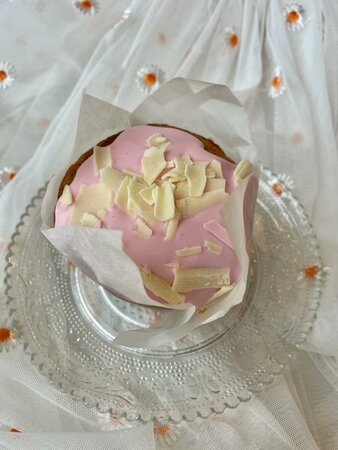 vanille muffin gevuld met Ruby chocolade crème, afgedekt met Ruby chocolade