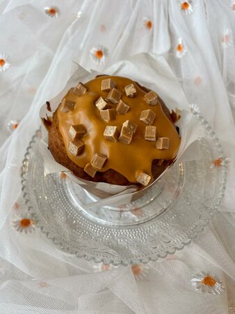 vanille muffin gevuld met Karamel chocolade crème, afgedekt met karamel chocolade